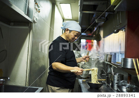 ラーメンを作る男性 ラーメンを作る男性 28893341