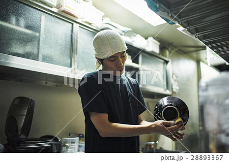 どんぶりを洗う男性 28893367
