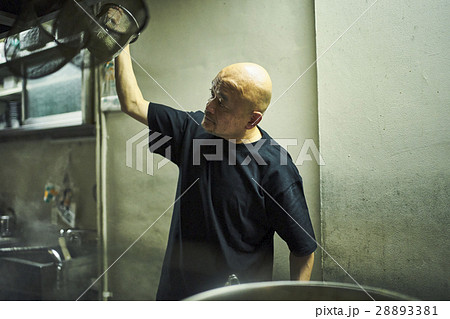 ラーメンを作る男性 ラーメンを作る男性 28893381