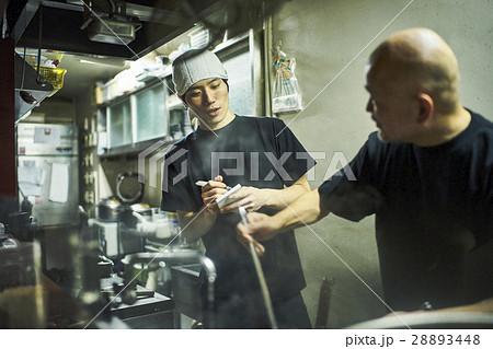 店主と修行中の店員 28893448