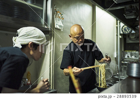 店主と修行中の店員 店主と修行中の店員 28893539