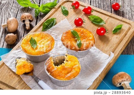 Mushroom, chicken and cheese gratin 28893640