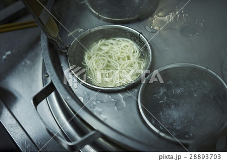 ラーメンを作る 28893703