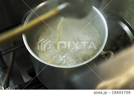 ラーメンを作る ラーメンを作る 28893706