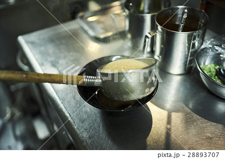 ラーメンを作る ラーメンを作る 28893707