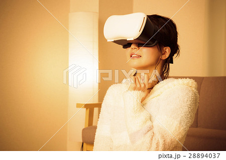 女性 VR 夜 若い女性 若い 笑顔 かわいい 可愛い ライフスタイル カジュアル 女性 VR 夜 若い女性 若い 笑顔 かわいい 可愛い ライフスタイル カジュアル 28894037
