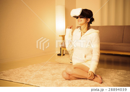 女性　VR　夜　若い女性　若い　笑顔　かわいい　可愛い　ライフスタイル　カジュアル 28894039