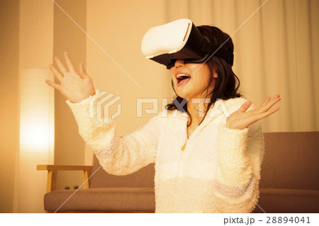 女性 VR 夜 若い女性 若い 笑顔 かわいい 可愛い ライフスタイル カジュアル 女性 VR 夜 若い女性 若い 笑顔 かわいい 可愛い ライフスタイル カジュアル 28894041