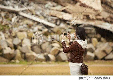 熊本城を見学する女性 28894063