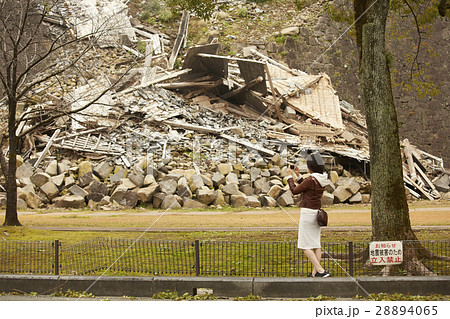熊本城を見学する女性 28894065
