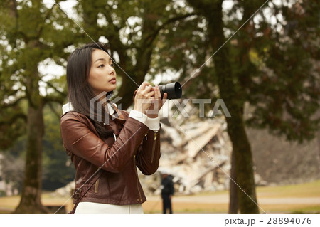 熊本城を見学する女性 熊本城を見学する女性 28894076