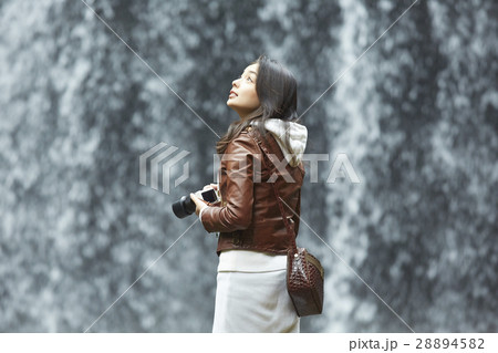 清流を愉しむ女性 清流を愉しむ女性 28894582