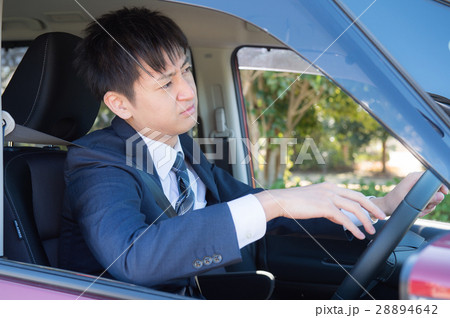 運転中イライラする男性ビジネスマンの写真素材