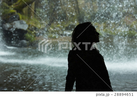 清流を愉しむ女性 清流を愉しむ女性 28894651