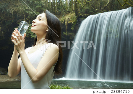 滝　ミネラルウォーター　広告イメージ 28894719