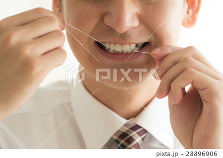デンタルフロスを使う20代男性手元 28896906