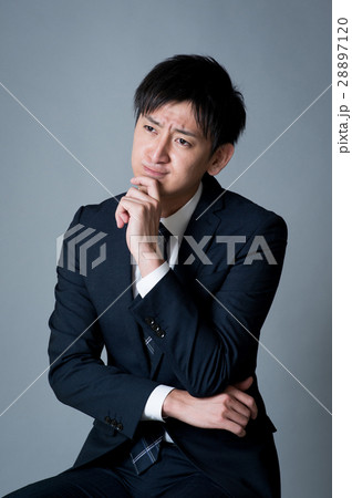 考える20代ビジネスマン 28897120