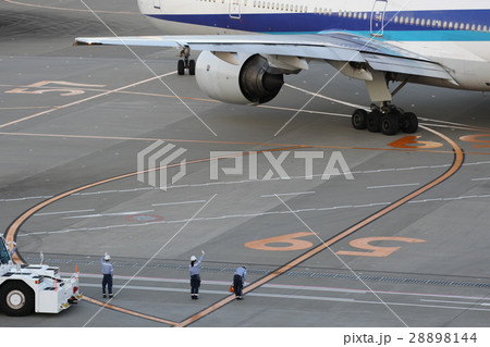 出発機を見送るグランドハンドリング 28898144