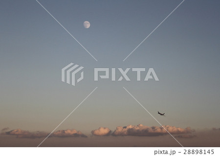 羽田空港を離陸した飛行機と月 28898145