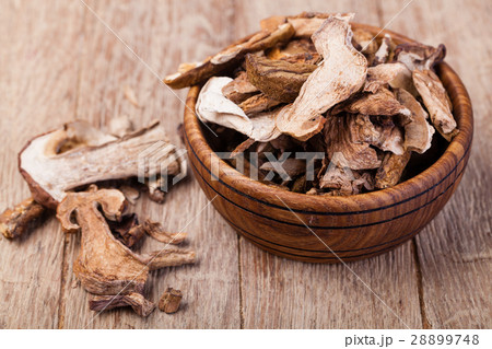 dried mushrooms 28899748