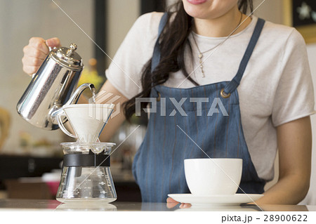 ハンドドリップコーヒーを入れるカフェ店員 ハンドドリップコーヒーを入れるカフェ店員 28900622