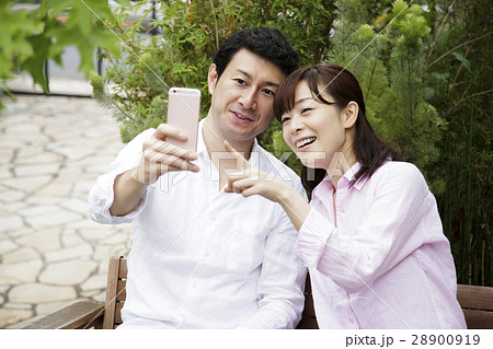 デート ショッピング スマホ 買い物 夫婦 カップル 撮影協力 Tenoha Daikanyamaの写真素材 28900919 Pixta