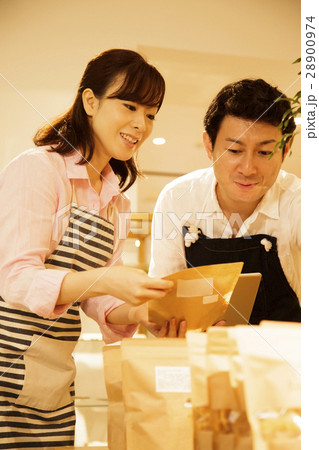 店員 販売員 スタッフ タブレット セレクトショップ 撮影協力:TENOHA DAIKANYAMA 店員 販売員 スタッフ タブレット セレクトショップ 撮影協力:TENOHA DAIKANYAMA 28900974