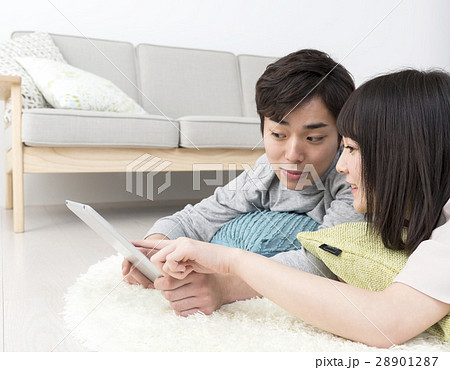 部屋でくつろぐ若いカップル 28901287