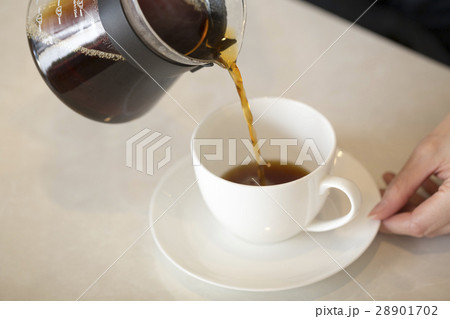 ハンドドリップコーヒーを入れるカフェ店員 ハンドドリップコーヒーを入れるカフェ店員 28901702