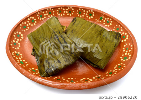 バナナの葉に包まれたタマレス 28906220