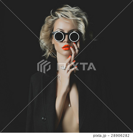 Fashion blonde with bright makeup and accessories 28906282