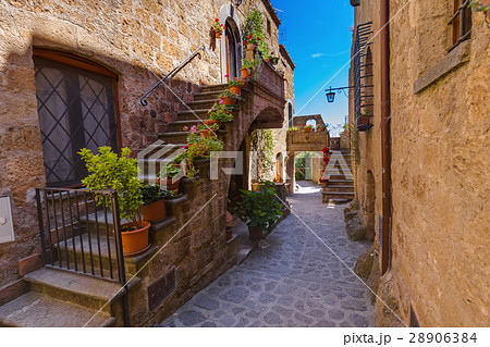 Village Civita di Bagnoregio in Italy 28906384