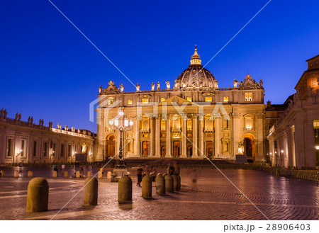 Sant Peters Basilica in Vatican - Rome Italy Sant Peters Basilica in Vatican - Rome Italy 28906403