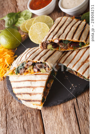 Grilled quesadilla with beef, spinach and cheddar Grilled quesadilla with beef, spinach and cheddar 28908251