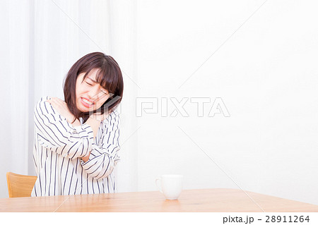 肩凝り　肩こり　筋肉痛　寝違えた　ネガティブイメージ　体調不良　女性　ポートレート　20代　30代 28911264