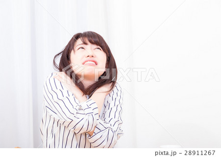 肩凝り　肩こり　筋肉痛　寝違えた　ネガティブイメージ　体調不良　女性　ポートレート　20代　30代 28911267