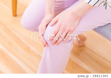 膝痛 筋肉痛 足の痛み 冷え性 ネガティブイメージ 体調不良 女性 ポートレート 20代 30代 膝痛 筋肉痛 足の痛み 冷え性 ネガティブイメージ 体調不良 女性 ポートレート 20代 30代 28911365