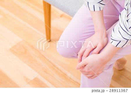 膝痛　筋肉痛　足の痛み　冷え性　ネガティブイメージ　体調不良　女性　ポートレート　20代　30代 28911367