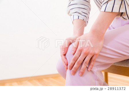 膝痛 筋肉痛 足の痛み 冷え性 ネガティブイメージ 体調不良 女性 ポートレート 20代 30代 膝痛 筋肉痛 足の痛み 冷え性 ネガティブイメージ 体調不良 女性 ポートレート 20代 30代 28911372