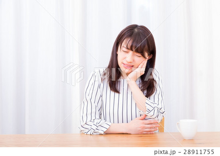歯痛　歯の痛み　虫歯　ネガティブイメージ　体調不良　女性　ポートレート　20代　30代 28911755