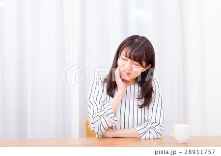 歯痛　歯の痛み　虫歯　ネガティブイメージ　体調不良　女性　ポートレート　20代　30代 28911757