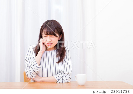 歯痛　歯の痛み　虫歯　ネガティブイメージ　体調不良　女性　ポートレート　20代　30代 28911758