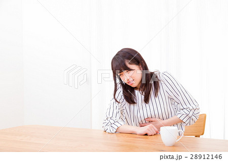 腹痛 お腹が痛い ネガティブイメージ 体調不良 女性 ポートレート 20代 30代 腹痛 お腹が痛い ネガティブイメージ 体調不良 女性 ポートレート 20代 30代 28912146