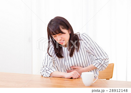 腹痛　お腹が痛い　ネガティブイメージ　体調不良　女性　ポートレート　20代　30代 28912148