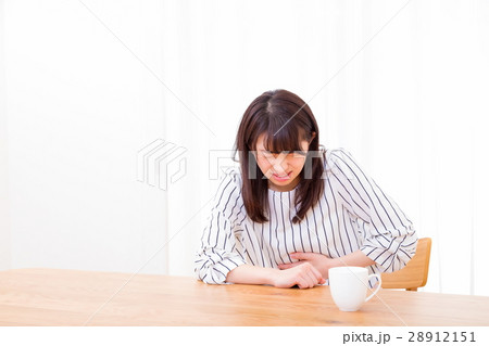 腹痛　お腹が痛い　ネガティブイメージ　体調不良　女性　ポートレート　20代　30代 28912151