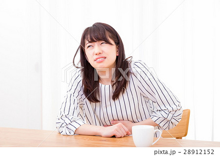 腹痛 お腹が痛い ネガティブイメージ 体調不良 女性 ポートレート 20代 30代 腹痛 お腹が痛い ネガティブイメージ 体調不良 女性 ポートレート 20代 30代 28912152