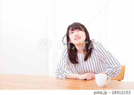 腹痛 お腹が痛い ネガティブイメージ 体調不良 女性 ポートレート 20代 30代 腹痛 お腹が痛い ネガティブイメージ 体調不良 女性 ポートレート 20代 30代 28912153