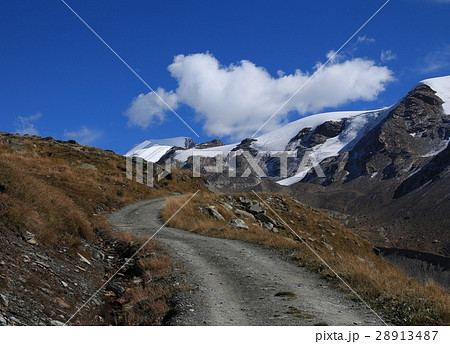 Curved gravel road in Zermatt. Findel glacier. Curved gravel road in Zermatt. Findel glacier. 28913487