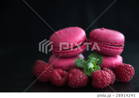 macaroons with raspberries 28914245