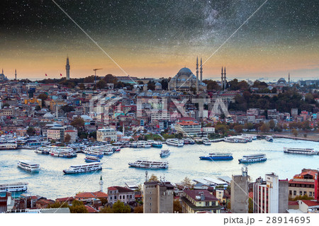 Tourist boat sails on the Golden Horn in Istanbul 28914695